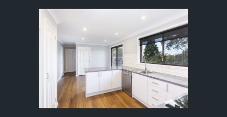 Updated Family Home in a Quiet Winmalee Location - Photo 2