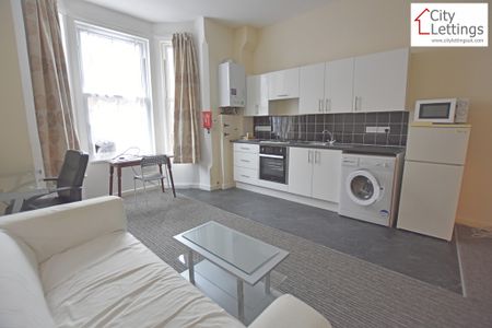 1 Bedroom Flat - Photo 2