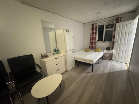 Room in a Shared House, Shipman Road, E16 - Photo 3