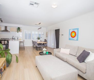 Stunning modern spacious home close to airport, shops & Tonkin Hwy. - Photo 1