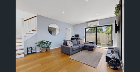 Private, Peaceful & Perfectly Positioned – Stylish Townhouse in Prime Location! - Photo 2