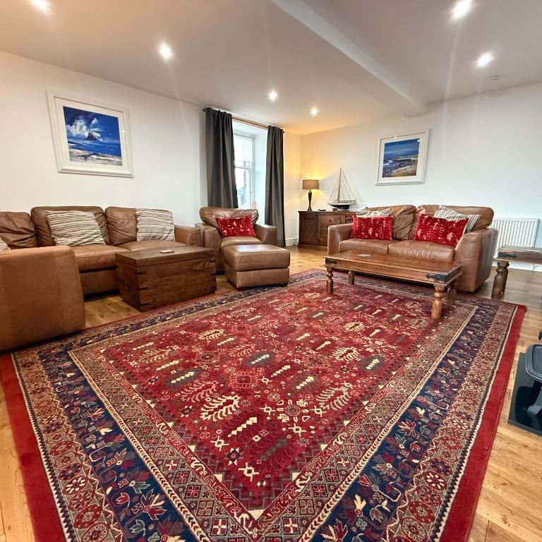 4 bedroom flat to rent - Photo 1