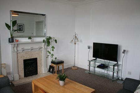 VERY WELL PRESENTED 2 BED FLAT – ABBOTSFORD STREET , DUNDEE - Photo 3