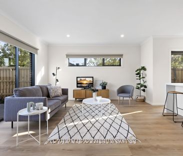 Air- conditioned Main Bedroom Park fronted 4 bedroom Masterpiece - Photo 4