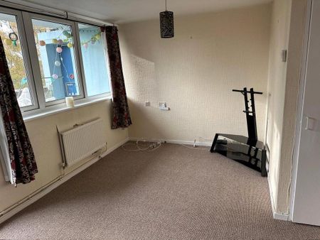 3 bedroom flat to rent - Photo 2