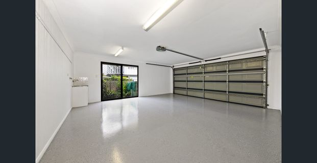 Family Home with a Shed! - Photo 1