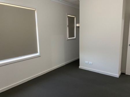Modern 3 Bedroom Townhouse - Photo 2