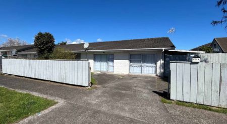 Charming & Spacious 2 Bedroom Home with an add... - Photo 3