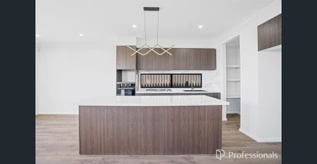 Brand New Rental - 4 Bed | 2 Bath | 2 Living | 1 Garage - Photo 2