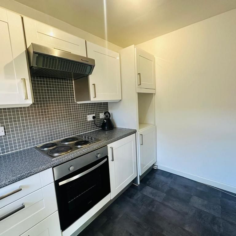 3 bedroom flat to rent - Photo 1