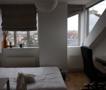 1 Bed Flat, Sheen Road, TW9 - Photo 2