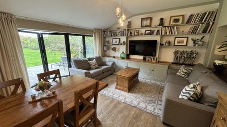 4 bedroom semi-detached house to rent - Photo 3