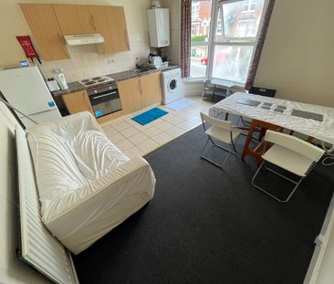 3 Bed Semi-Detached House, Broadlands Road, SO17 - Photo 6