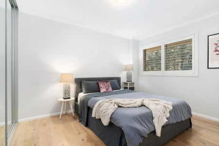 Stylishly Renovated Two Bedroom Apartment in Ultra-Convenient Location - Photo 3