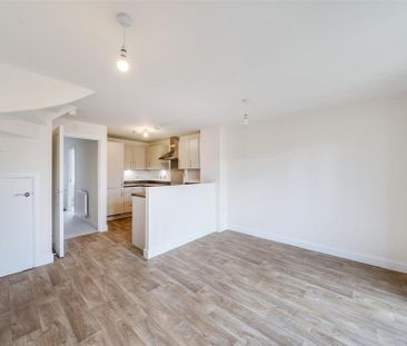 4 bedroom end of terrace house to rent - Photo 1