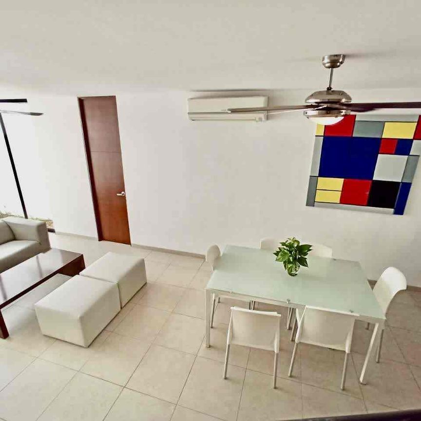 Townhouse amueblado, con jardín, en Montebello. - Photo 1