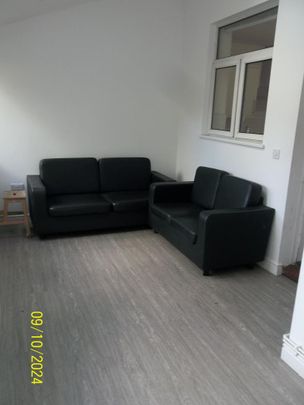 4 bedroom end of terrace house to rent - Photo 1