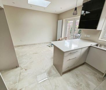 4 bedroom end of terrace house to rent - Photo 2