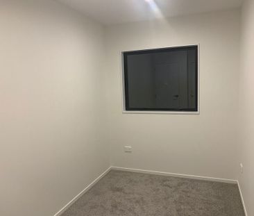 Near New - 3 Bedroom Townhouse + 2 Parking Spaces - Photo 2