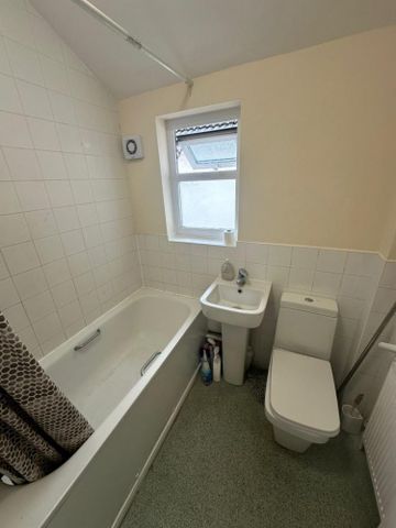 1 bedroom Flat To Let - Photo 2