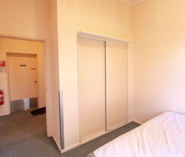 Room 11 at Compton Street - Photo 4