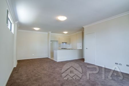 Spacious 1 Bedroom + Study Apartment for lease , close to Stockland Mall and Business Park - Photo 5