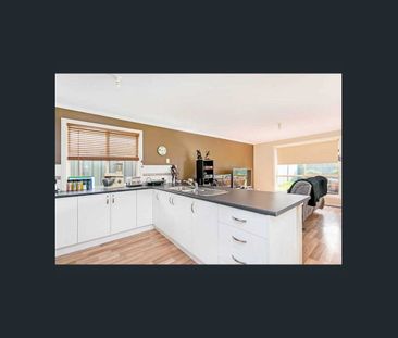 Fresh, Family-Friendly Living in Munno Para West 🏡✨ - Photo 6