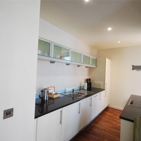 2 bedroom flat in London - Photo 4