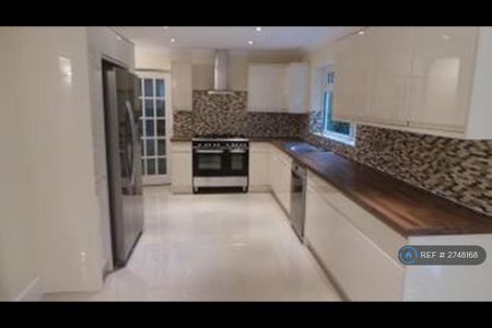 4 bedroom detached house to rent - Photo 4