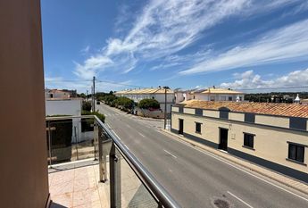 Apartamento T2 bem localizado em condomínio com piscina e garagem privada.