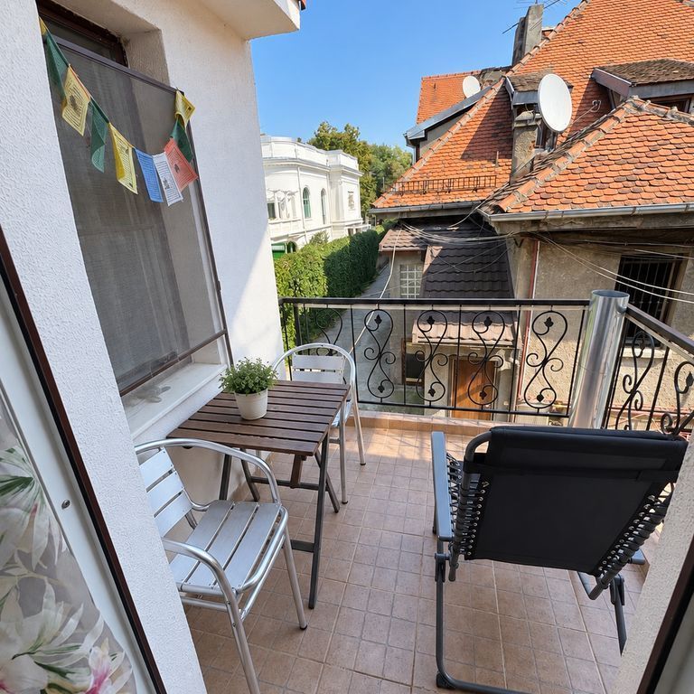 Casă 3 camere | Arcul de Triumf | Centrală proprie | Curte comuna - Fotografie 1