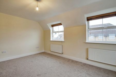 5 bed town house to rent in Benjamin Lane, Slough, SL3 - Photo 3