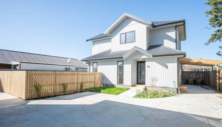 Easy Living on Tremaine! - Photo 2