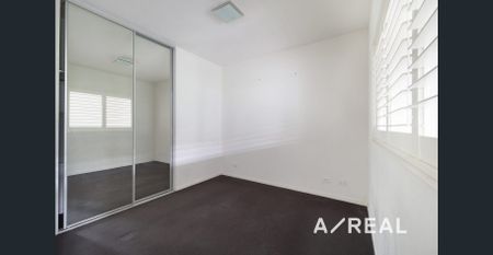 Stylish Apartment with Balcony & Natural Light - Photo 2