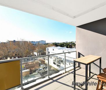 Modern Two Bedroom Apartment with Parking and Balcony - - Photo 6