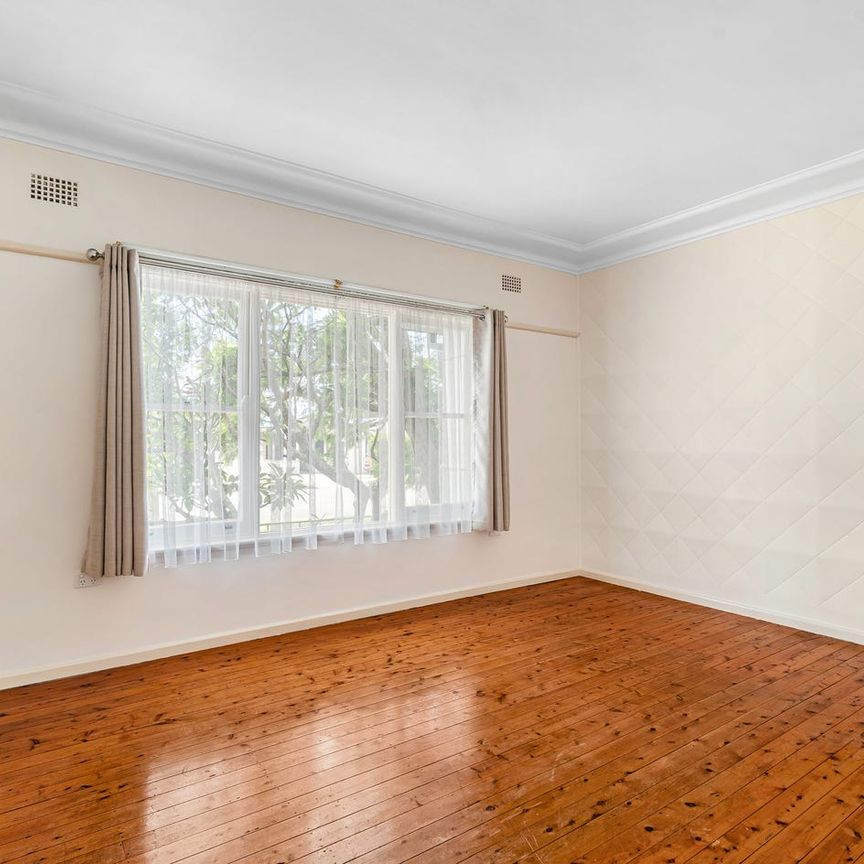 Walk to the Lake – Recently Renovated house - perfect for families! - Photo 1