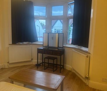 Room in a Shared Flat, Gladstone Park Gardens, NW2 - Photo 4