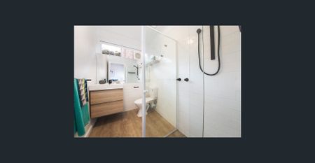 Boutique bliss with a courtyard surprise! - Photo 5