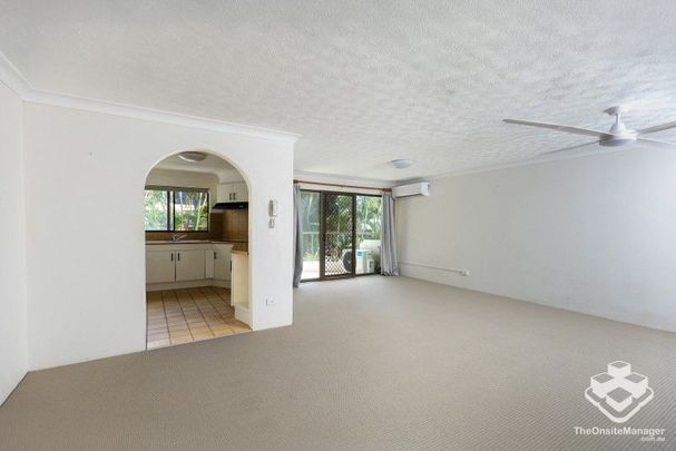 Prime Main Beach Apartment with New Carpet and Freshly Painted Ceiling for Rent - Photo 1