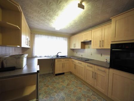 2 bedroom semi-detached bungalow to rent - Photo 4