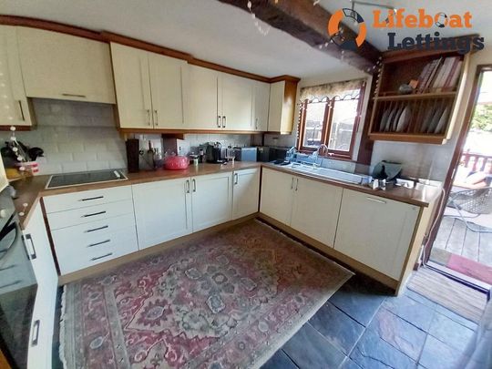 4 bedroom end of terrace house to rent - Photo 1