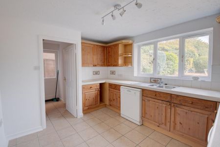 4 bedroom detached house to rent - Photo 3