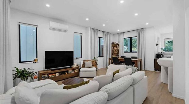 MANUREWA, 3 BEDROOMS - Photo 1