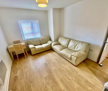 2 bedroom flat to rent - Photo 2