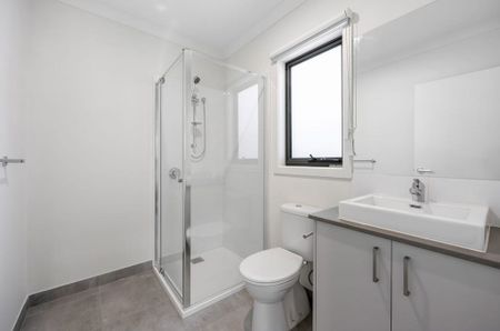 Modern 4 Bedroom Townhouse - Low-Maintenance Living - Photo 5