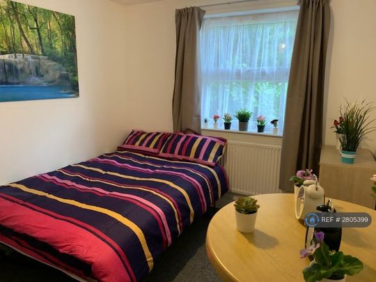 1 bedroom in a house share to rent - Photo 1