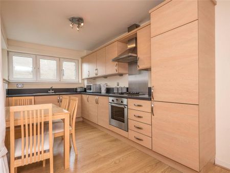 3 bedroom flat to rent - Photo 5
