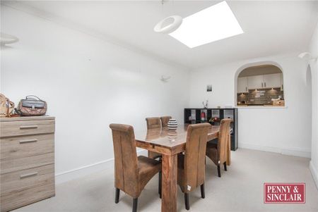 4 bedroom apartment to rent - Photo 4