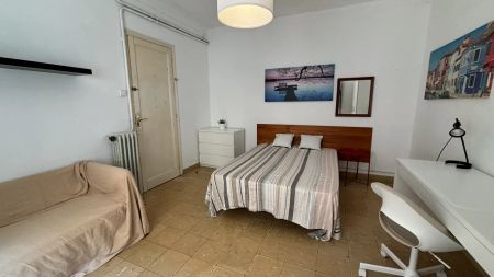 Room in a shared 12-bedroom apartment for rent in el Putget i Farró with all bills included, ideal for professionals or students. - Photo 2