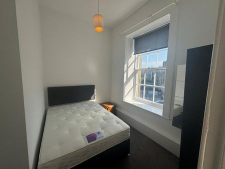 4 bedroom flat to rent - Photo 2